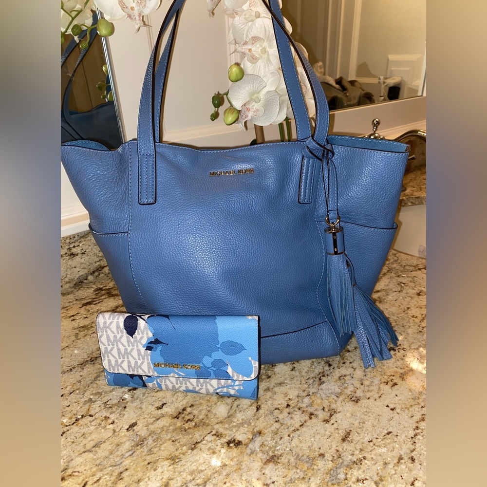 MICHAEL KORS DESIGNER HANDBAG WITH MATCHING WALLET